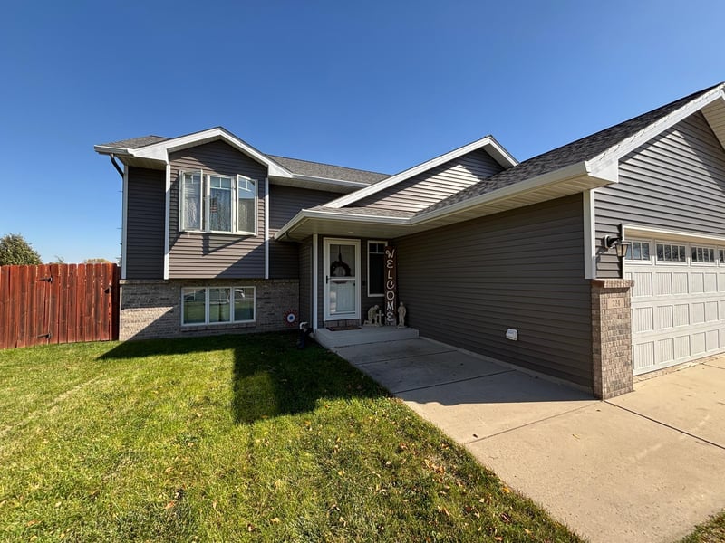 224 Creekside Dr, Eagle Lake, MN 56024