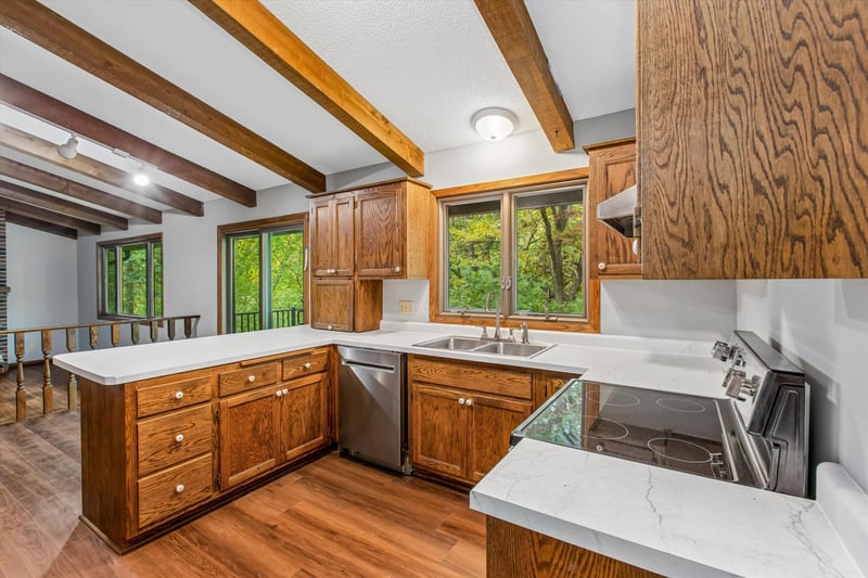 1335 Ches Mar Ln, Eagan, MN 55123