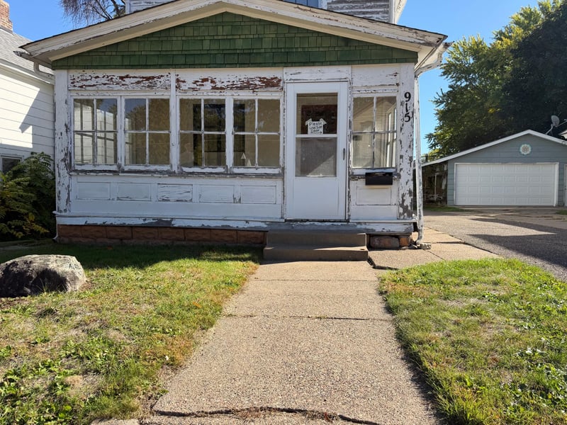 915 4th St S, Stillwater, MN 55082