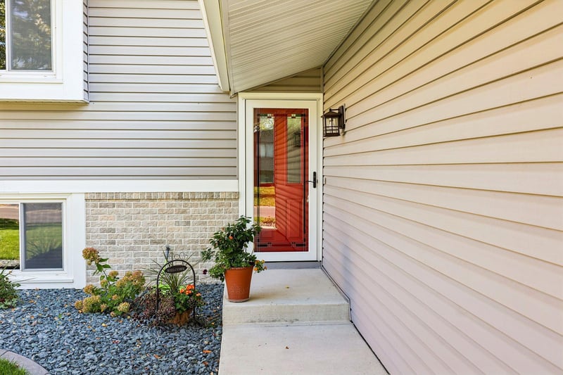 4292 Eagle Crest Dr, Eagan, MN 55122