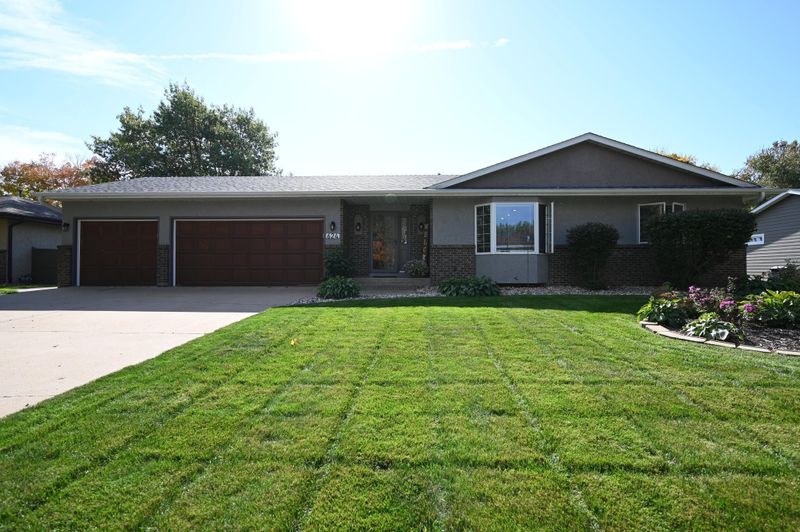 624 Hennes Ave, Shakopee, MN 55379