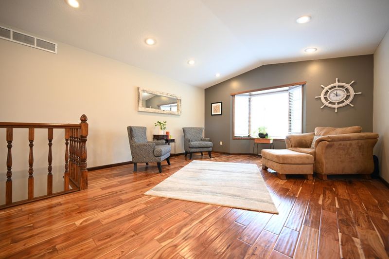 624 Hennes Ave, Shakopee, MN 55379
