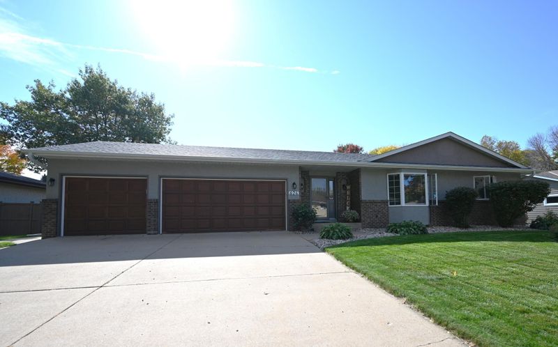 624 Hennes Ave, Shakopee, MN 55379