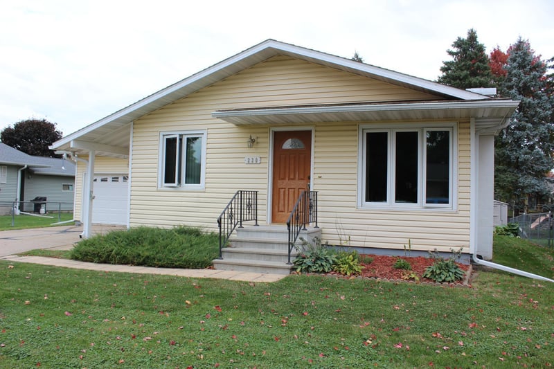220 3rd Ave NE, Plainview, MN 55964