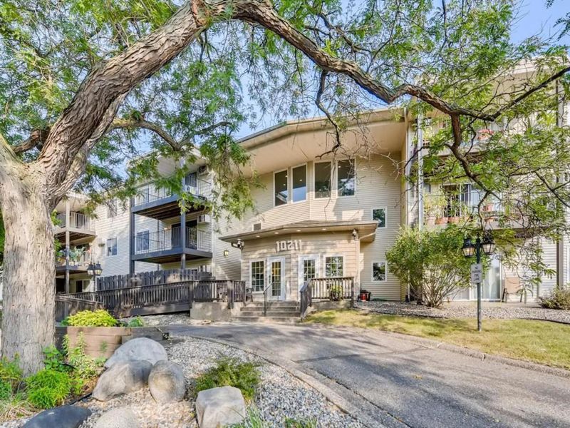 10211 Cedar Lake Rd #115, Minnetonka, MN 55305