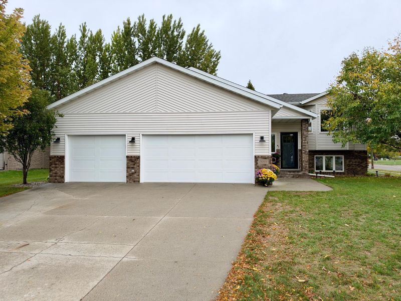 3001 9th Ave S, Moorhead, MN 56560