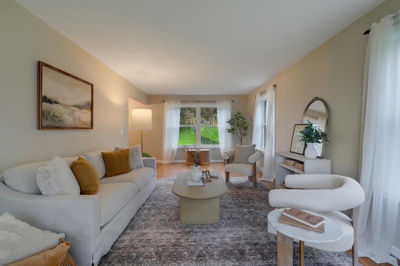 1440 Valley View Rd, Chaska, MN 55318
