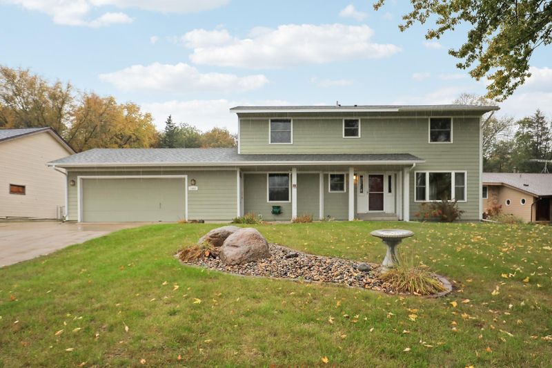 1440 Valley View Rd, Chaska, MN 55318