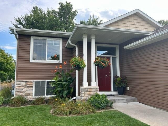 201 Golden Bear Ln, Zumbrota, MN 55992