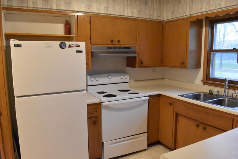 402 Maple Ln, Moorhead, MN 56560