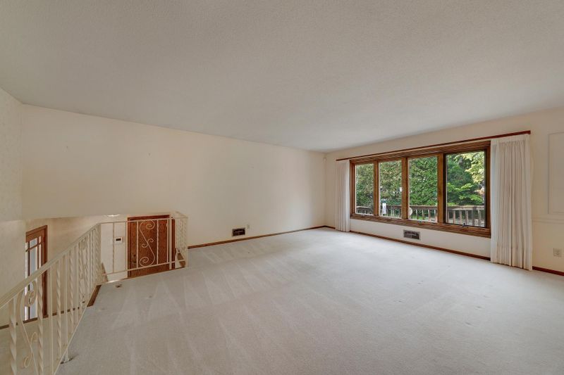 9716 Oxborough Rd, Bloomington, MN 55437