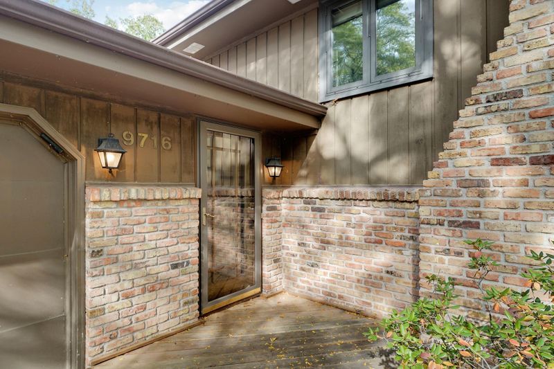 9716 Oxborough Rd, Bloomington, MN 55437