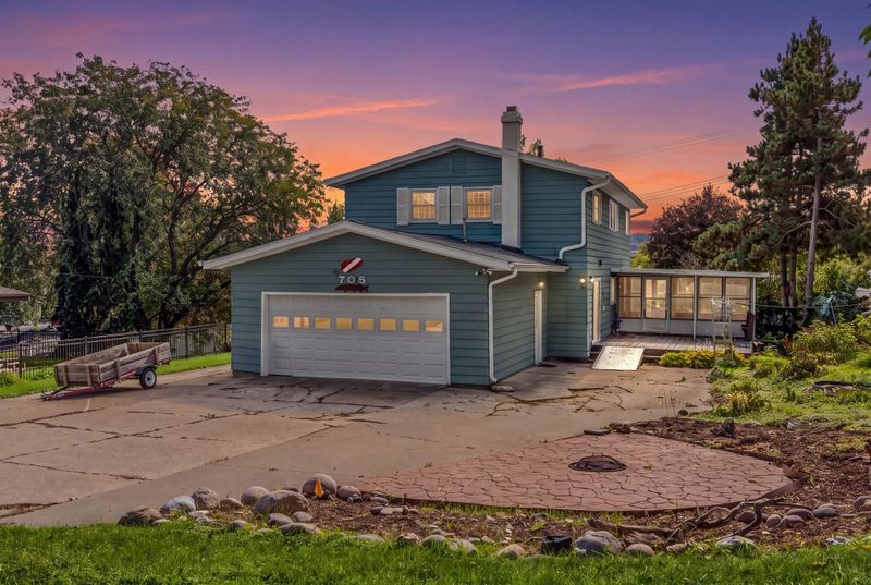 705 S 2nd St, La Crescent, MN 55947