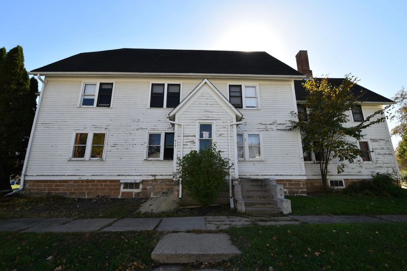 417 W 2nd St, Zumbrota, MN 55992