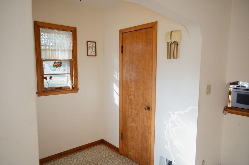 227 E 9th St, Blue Earth, MN 56013
