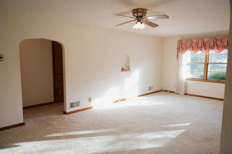 227 E 9th St, Blue Earth, MN 56013
