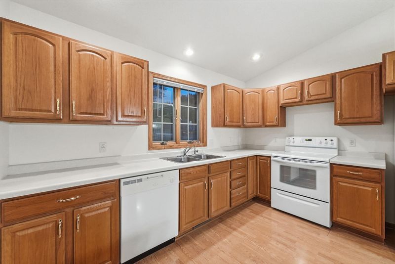 324 Valley View Dr SE, Willmar, MN 56201