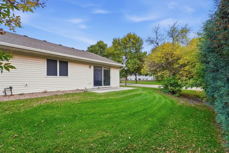 324 Valley View Dr SE, Willmar, MN 56201