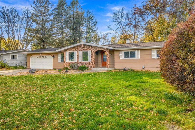 651 Sunset Ln N, Cambridge, MN 55008