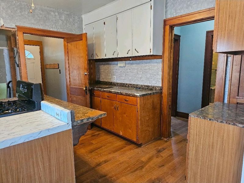 212 S Center St, Ceylon, MN 56121