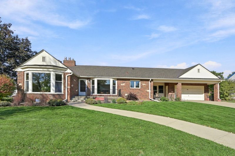 823 Cottage Ave W, Saint Paul, MN 55117