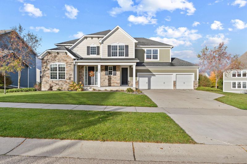 1540 Deephaven Dr, Woodbury, MN 55129