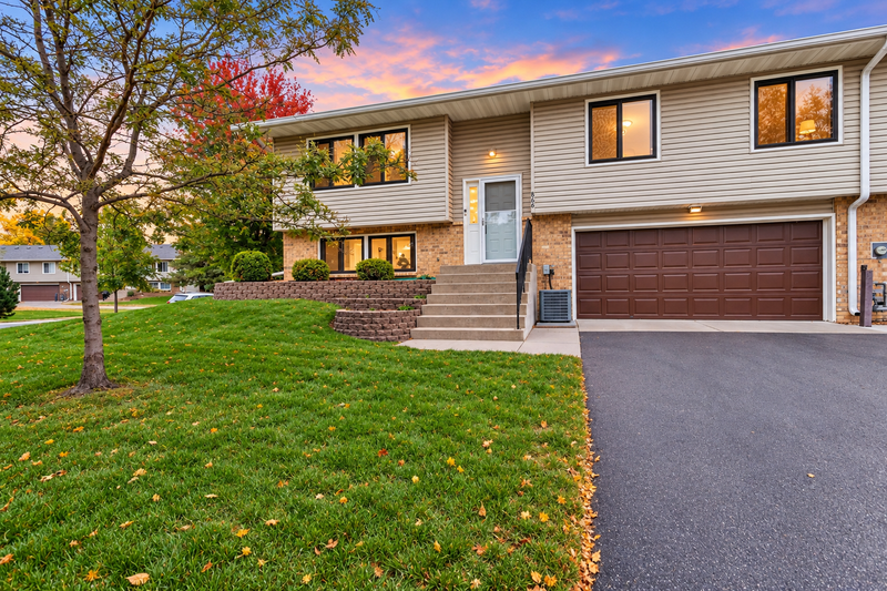 866 94th Ave NE, Blaine, MN 55434