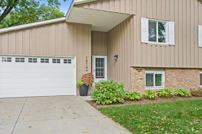 10144 Boundary Creek Ter, Maple Grove, MN 55369