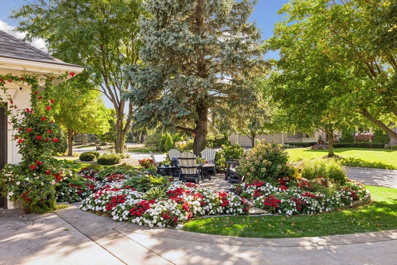 9061 Breckenridge Ln, Eden Prairie, MN 55347