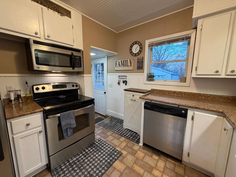 408 9th Ave SE, Roseau, MN 56751