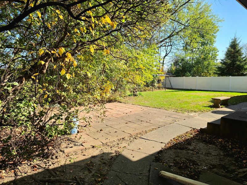 2010 Greenbrier St N, Maplewood, MN 55117