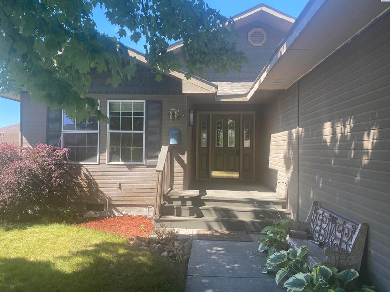 4111 Hilltop Dr, Pasco, WA 99301