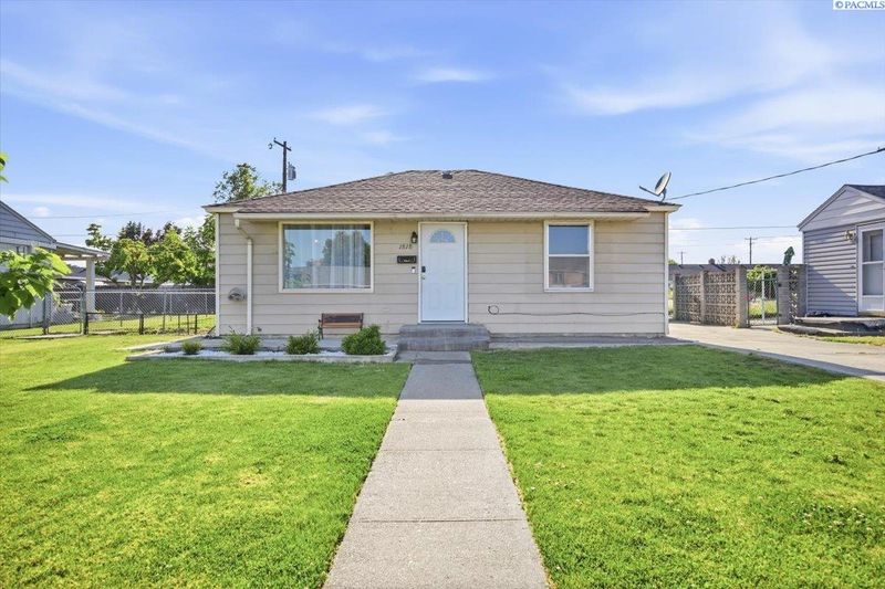 1818 N 11th Ave, Pasco, WA 93301