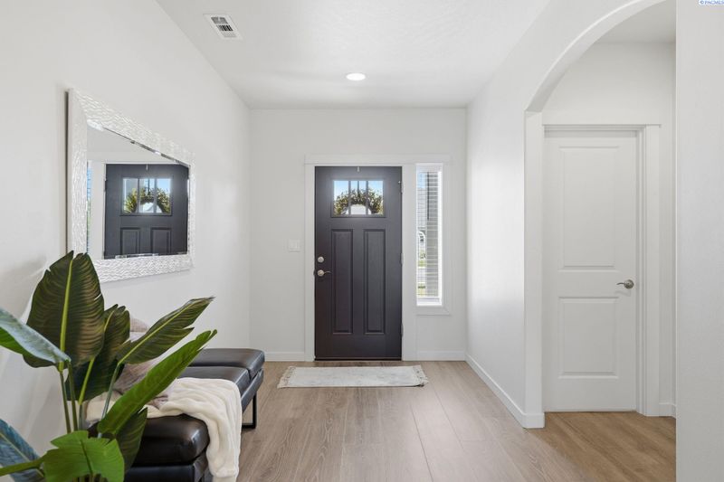 3827 Watkins Way, West Richland, WA 99353