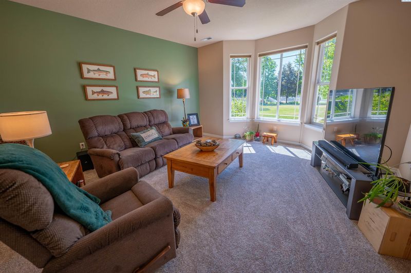 12115 Paige Ln, Prosser, WA 99350