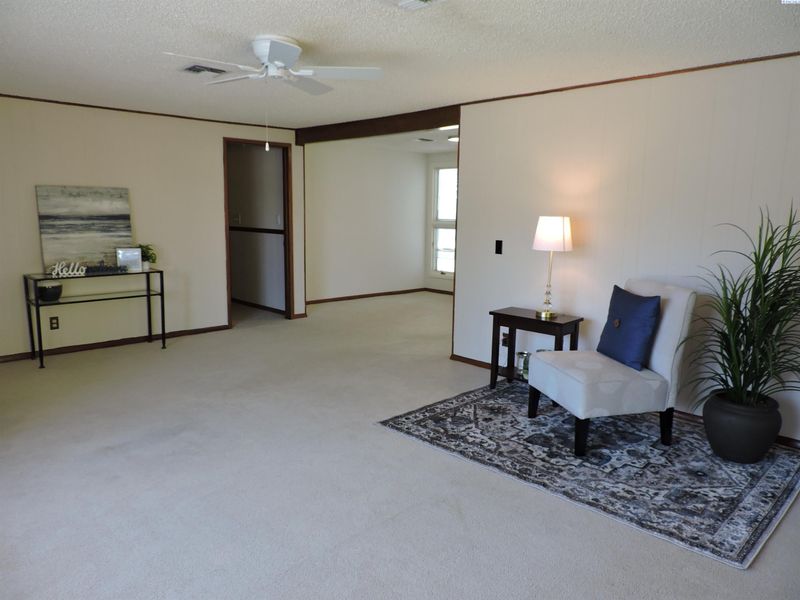 1515 Cottonwood Dr, Richland, WA 99354