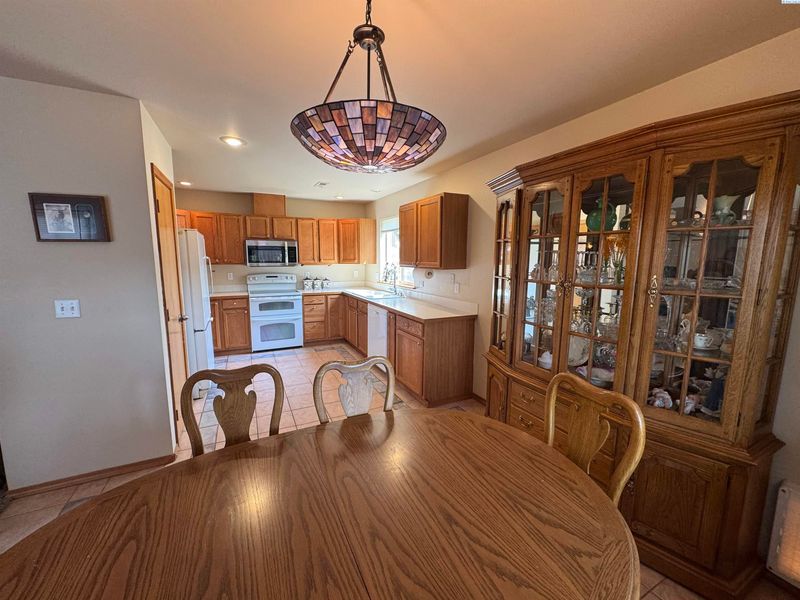5208 Mockingbird Ct, West Richland, WA 99353