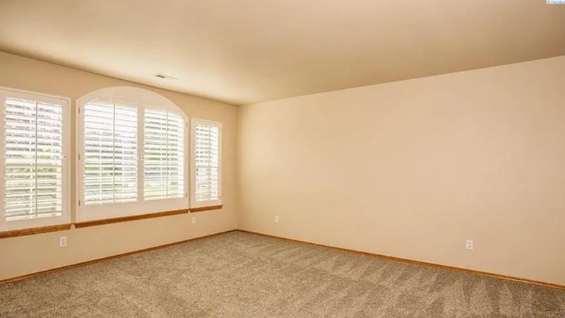 5208 Mockingbird Ct, West Richland, WA 99353