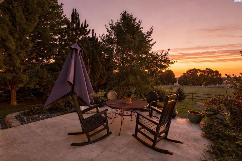 86512 N Harrington Rd, West Richland, WA 99353