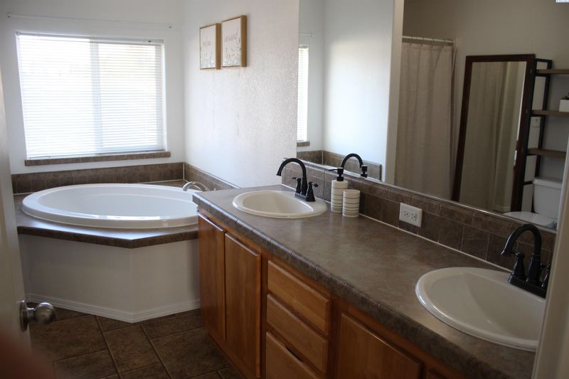 602 New Gate Dr, Prosser, WA 99350
