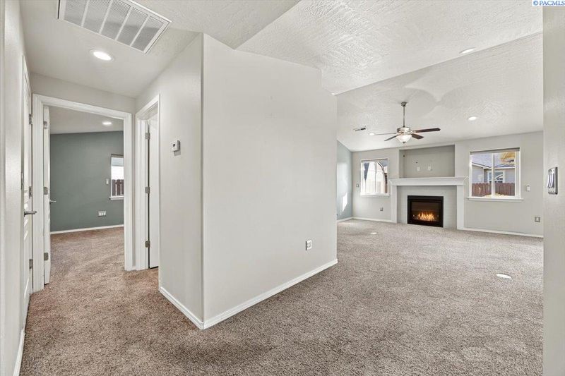 6914 Yellowstone Dr, Pasco, WA 99301