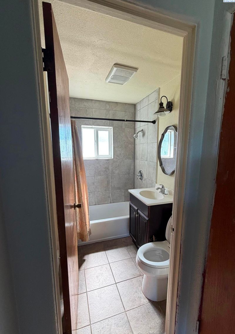 1824 W Hopkins St, Pasco, WA 99301