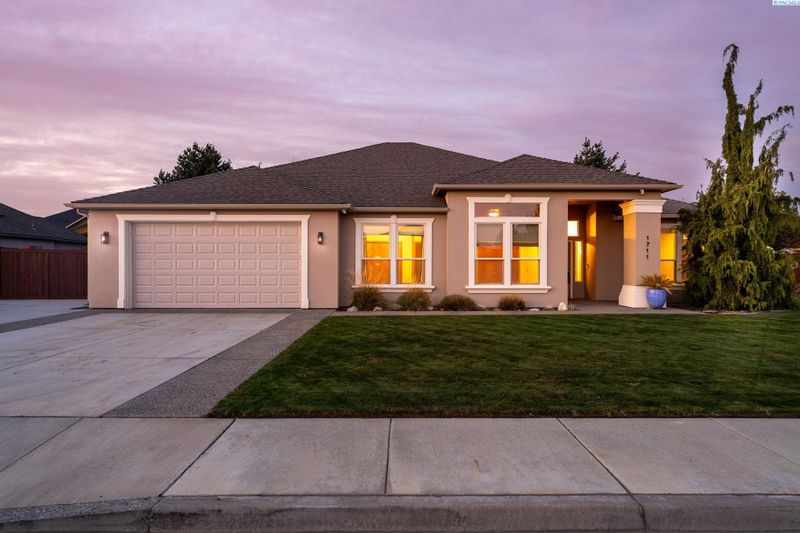 1711 Sunshine Ave, West Richland, WA 99353