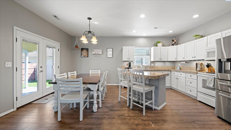 580 N Harrison Pl, Kennewick, WA 99336
