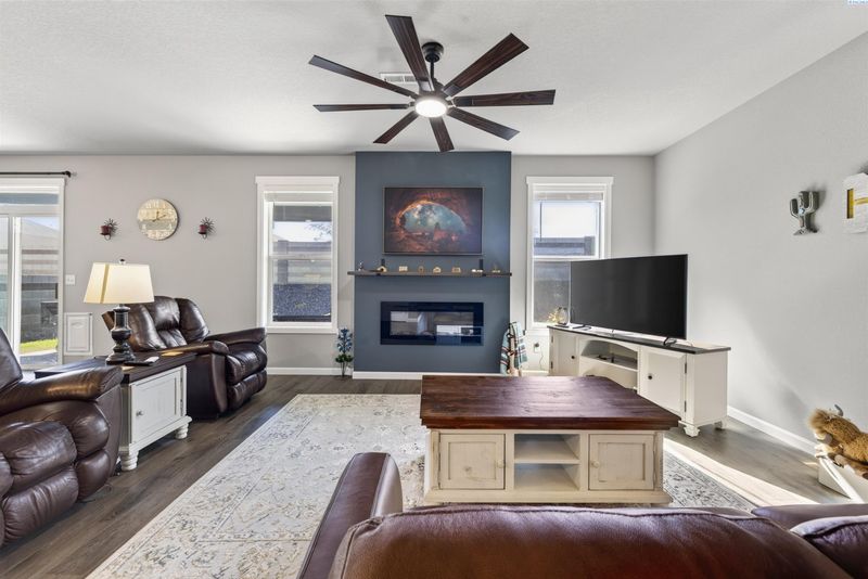 8383 Lennox St, West Richland, WA 99353