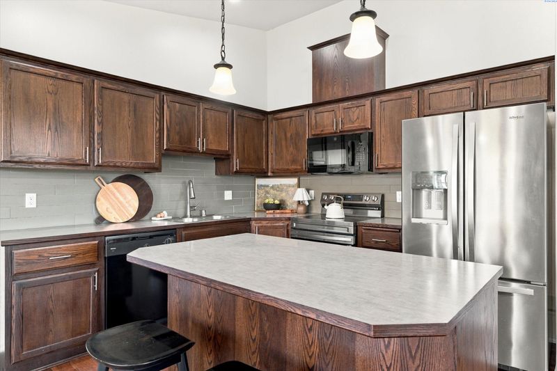 6209 Panther Ln, Pasco, WA 99301