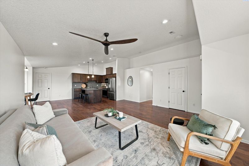 6209 Panther Ln, Pasco, WA 99301