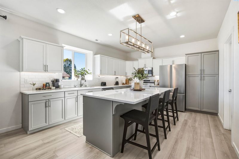915 W Opal St, Pasco, WA 99301