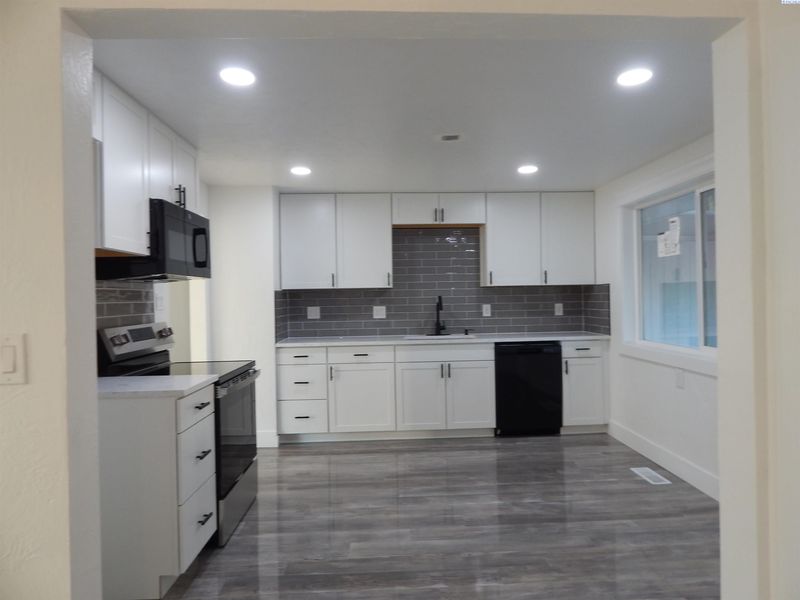 1915 N 19th Ave, Pasco, WA 99301