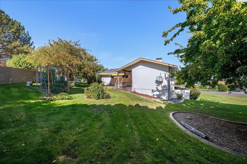 4243 King Dr, West Richland, WA 99353